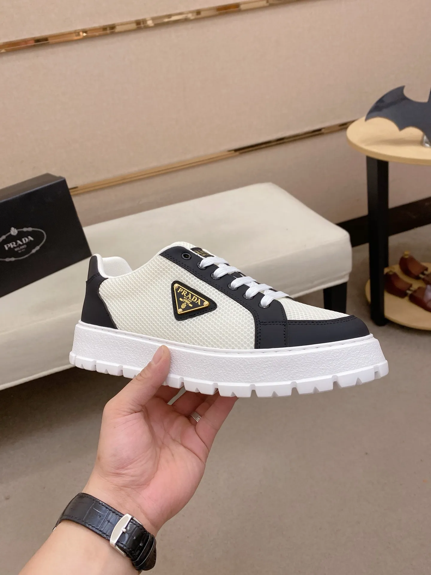 Men's men's shoes💰: 440💰[Prada～Prada] Trendy new styles are on the market. Same style as the official website. Counter quality. Original version. [Strong] [Strong] Imported selected first-layer cowhide. Comfortable and breathable sheepskin lining, fine workmanship, upper layer made of 100% pure cowhide, original last shape, comfortable on the feet, shoe sizes 38 to 44